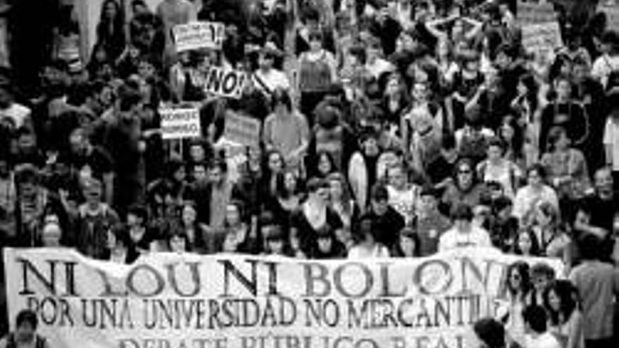 Miles de estudiantes salen a la calle en contra del plan Bolonia