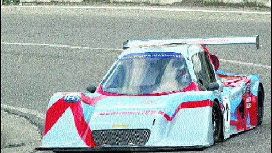 Xuan Sanmartín con su BRC CM05EVO, en plena competición.