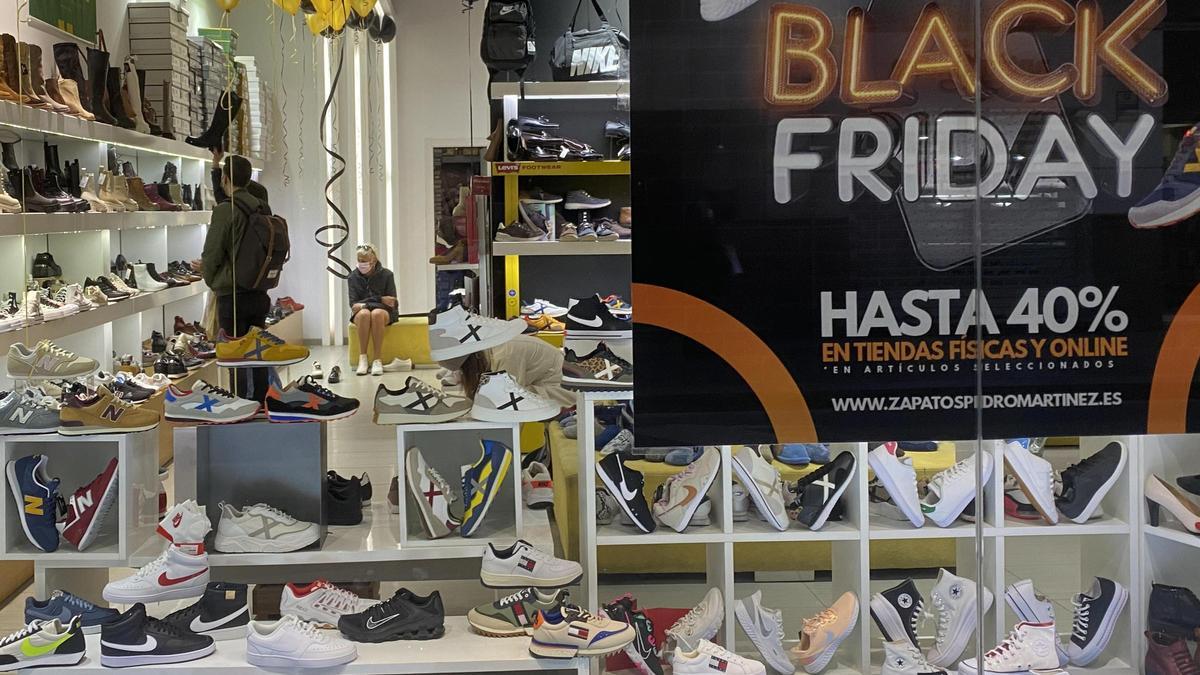 Un cartel anuncia descuentos por el Black Friday del año pasado.