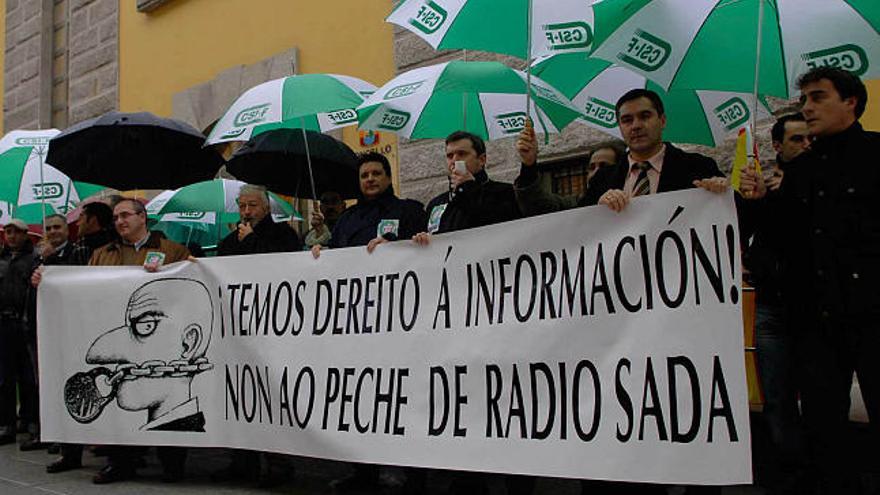 Concentración de trabajadores municipales y afiliados del CSI-CSIF contra del cierre de la emisora. / juan varela