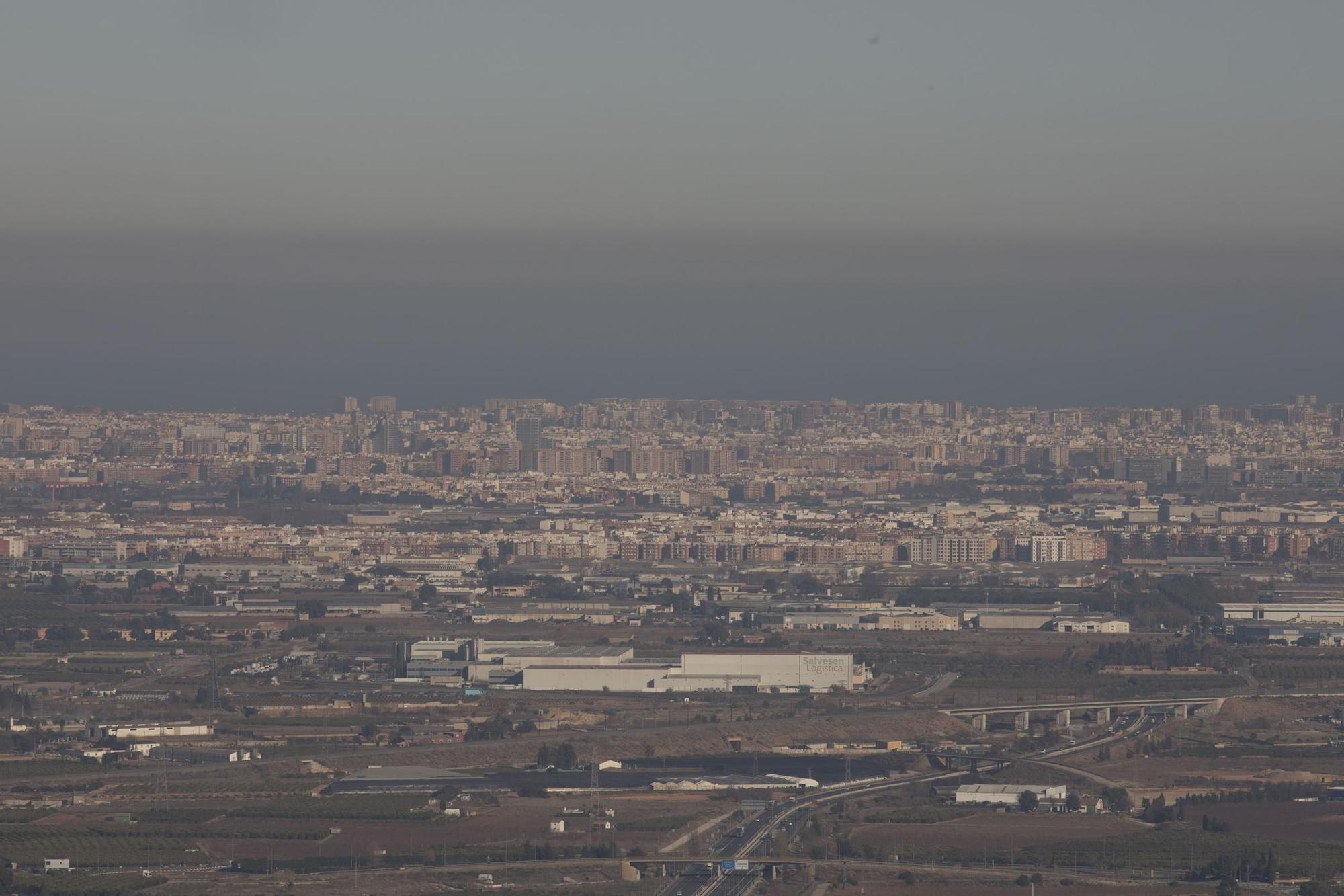 Una "boina" de contaminación cubre València