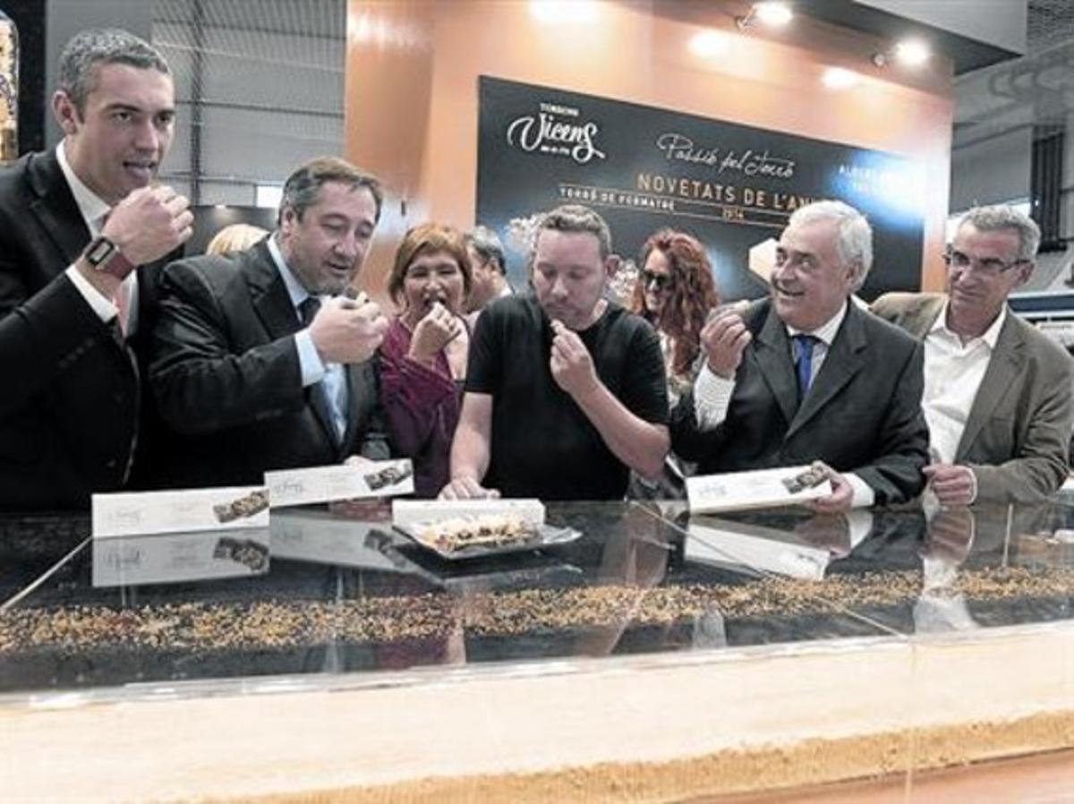 TAST INAUGURAL.El conseller d’Agricultura, Josep Maria Pelegrí, degusta el nou torró amb Albert Adrià (centre). TAST INAUGURAL.El conseller d’Agricultura, Josep Maria Pelegrí, degusta el nou torró amb Albert Adrià (centre).