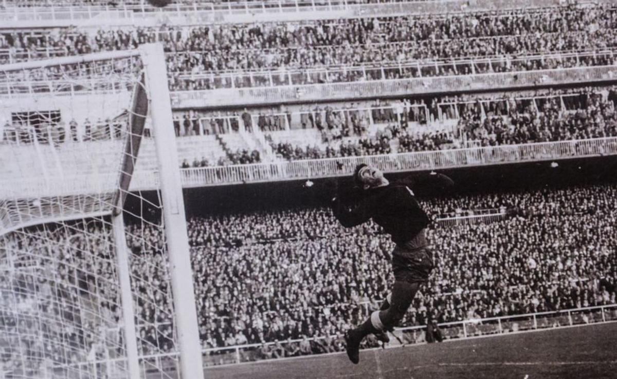 MAÑANA: "Tengo la historia del Real Oviedo recopilada; pasaron más de 900 jugadores por el equipo" | LUISMA MURIAS