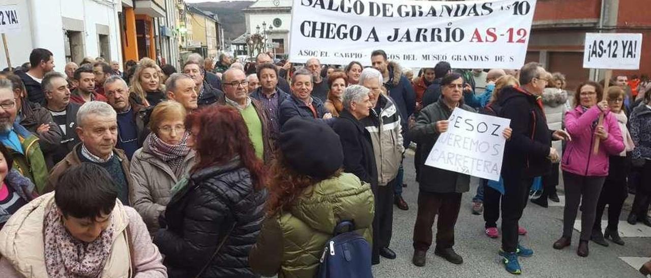 Vecinos durante la protesta, ayer, en Boal.