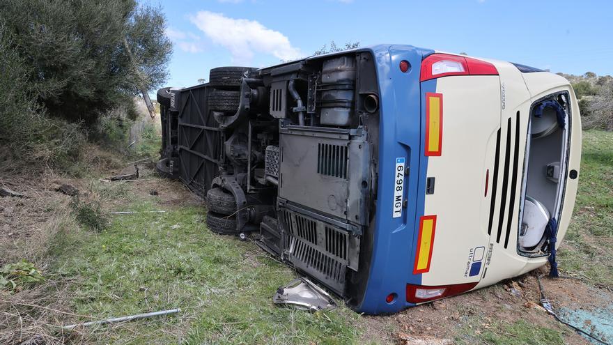 Un matrimonio herido en el accidente del autobús del Imserso: &quot;El conductor frenó un poco tarde y el vehículo patinó&quot;