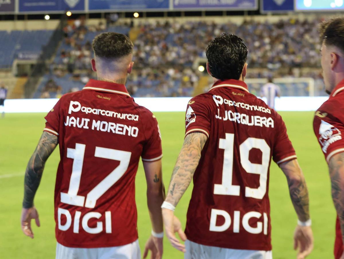 Javi Moreno y Joel Jorquera, jugadores del Real Murcia, tras el primer gol de los granas en Alicante.