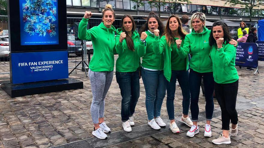 Las embajadoras, en la &quot;fanzone&quot; de Valenciennes. // J. Pérez