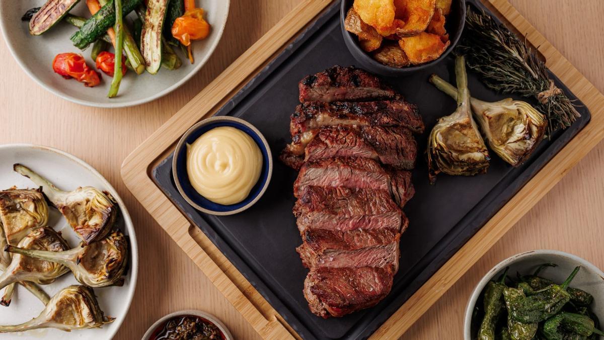 Varios platos hechos en el horno de brasa de Veraz.