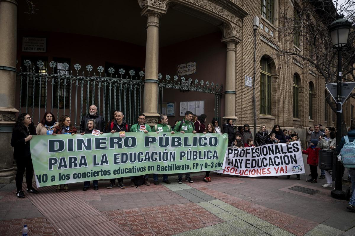 Concentración en defensa de la escuela pública en el colegio Gascón y Marín de Zaragoza, este miércoles. Concentración en defensa de la escuela pública en el colegio Gascón y Marín de Zaragoza, este miércoles.