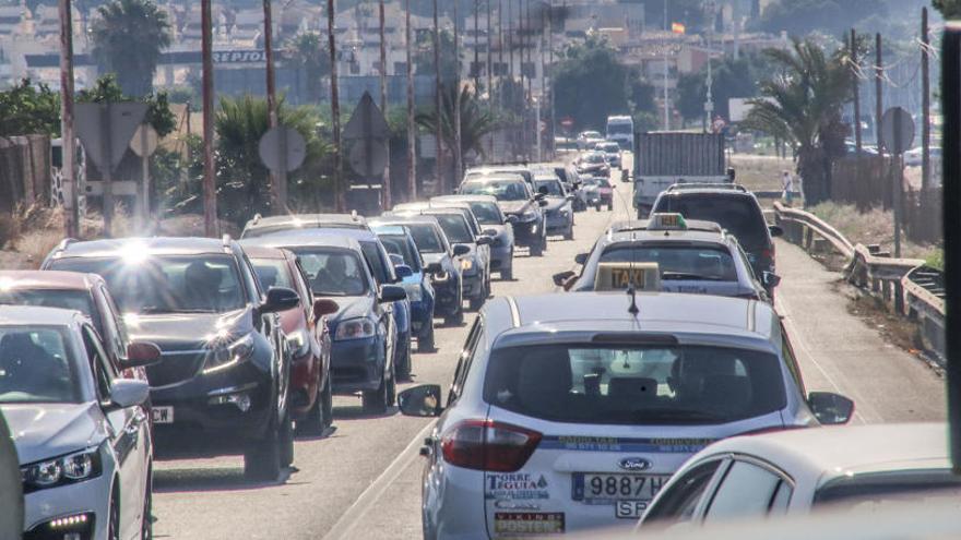 Operación salida en Alicante: Más de un millón de coches y con el combustible más barato