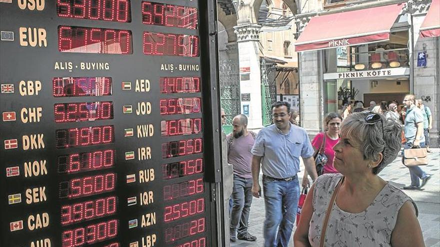 El desplome de la lira turca crea alarma en el BCE y en el mercado