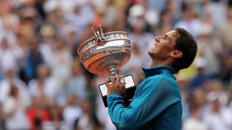 Nadal, amb el trofeu a les mans