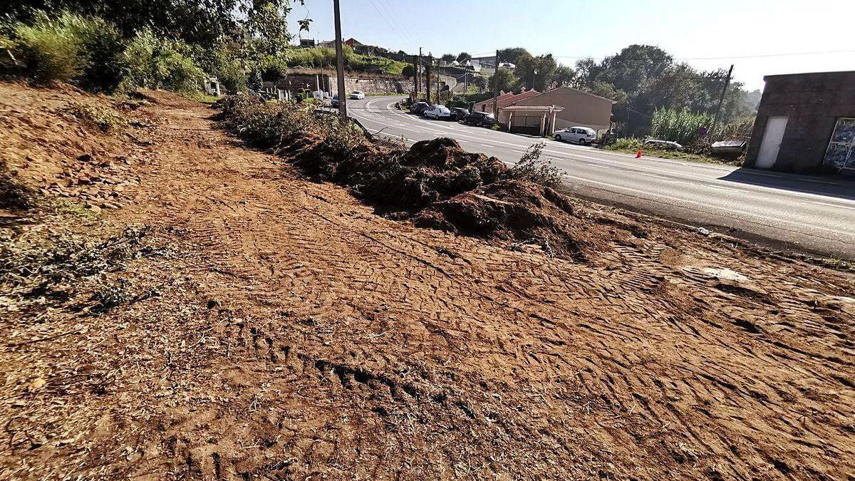 Aspecto del desmonte realizado a la altura del acceso a la playa de Lapamán.