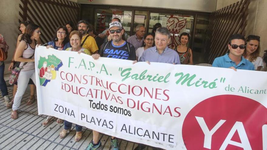 Protesta por los barracones escolares en la playa de San Juan