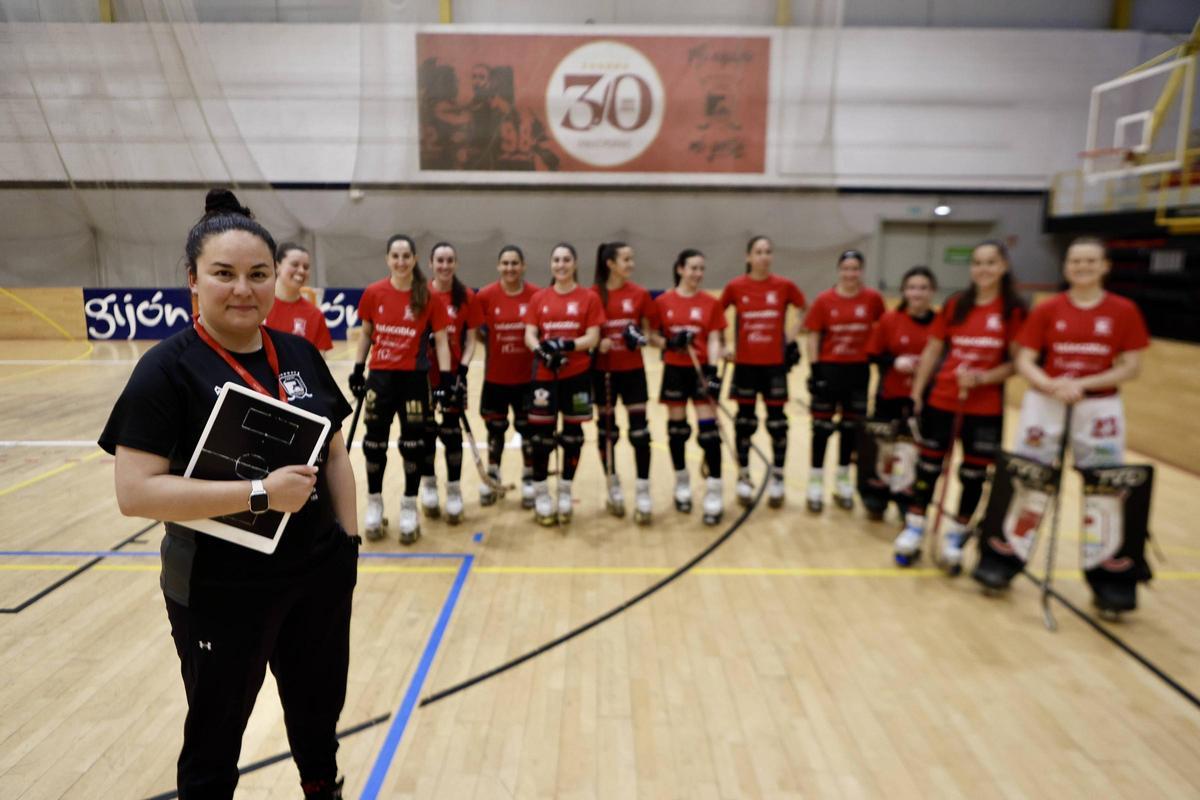 Natasha Lee, en primer plano, con la plantilla del Telecable al fondo.