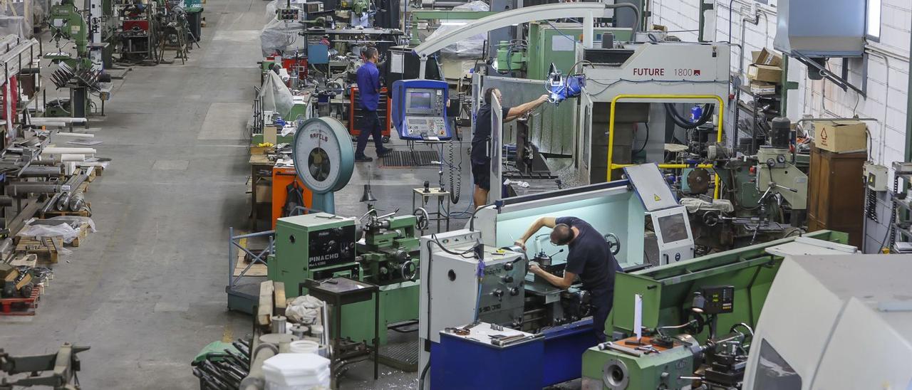 Trabajadores en una industria metalúrgica de Xixona, sector de gran relevancia en el contexto económico provincial. | HÉCTOR FUENTES