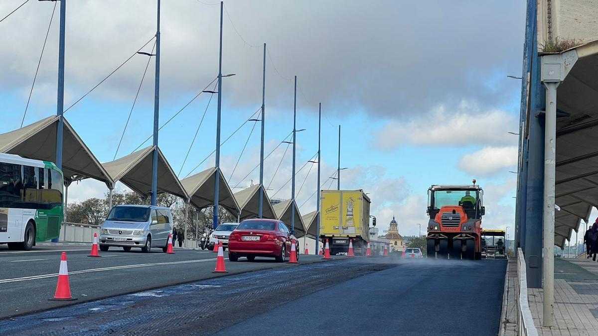 Vídeo | Reasfaltado del Puente del Cachorro en Sevilla