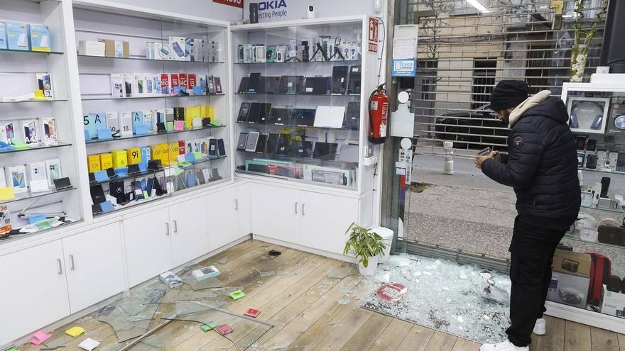 Robatori llampec a Girona: uns encaputxats s'enduen uns 90 mòbils en dos minuts