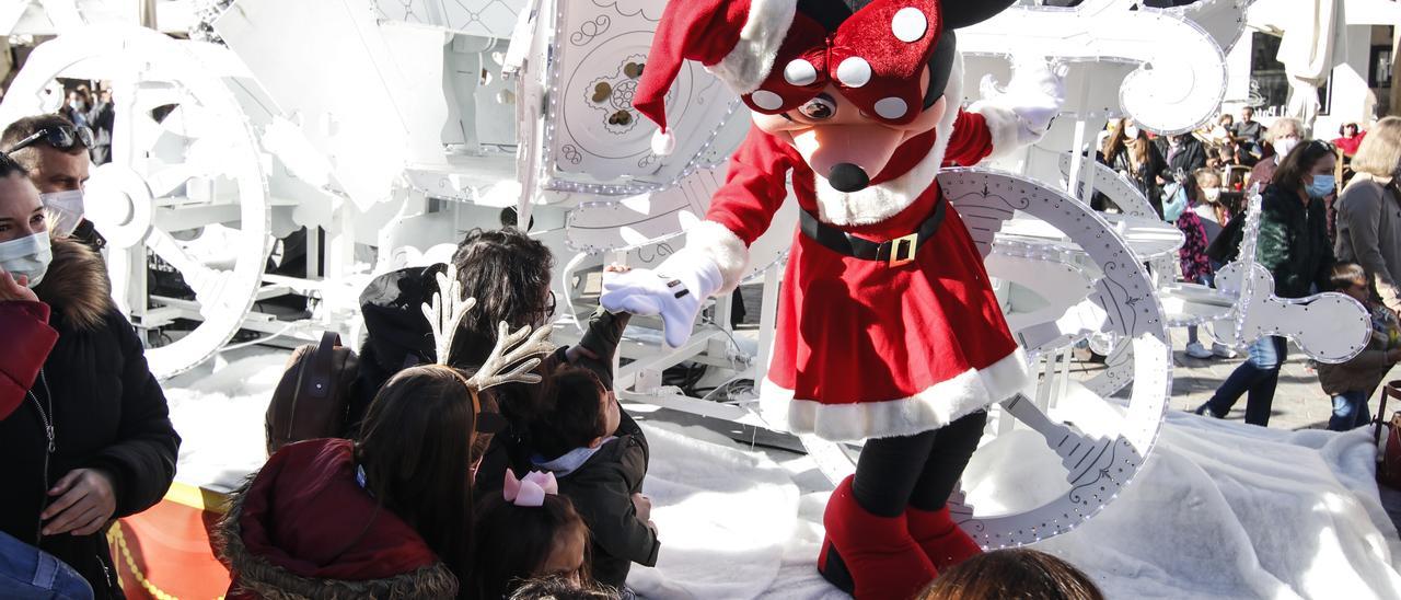 Un desfile navideño en la plaza Mayor de Cáceres.