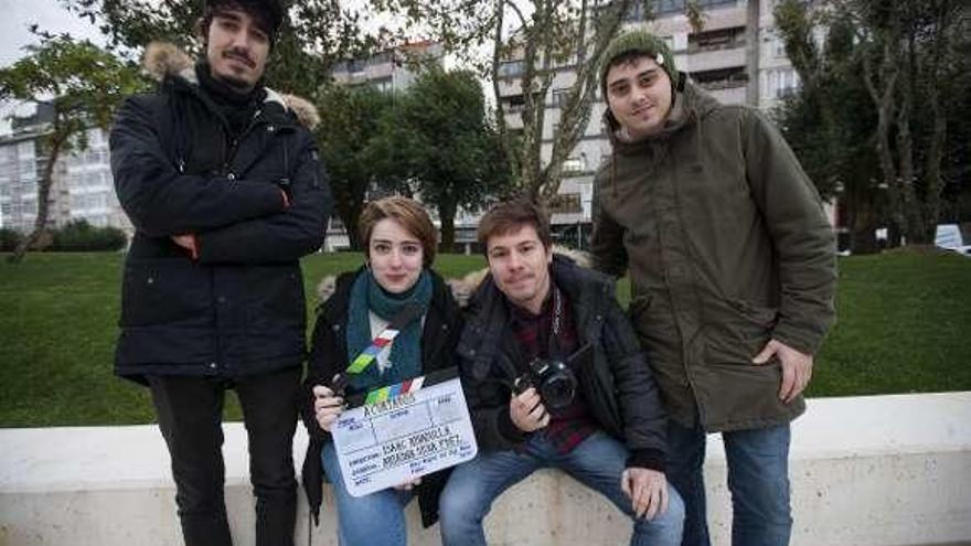 André Díaz, Ariadna Silva, Isaac Rivadulla y Manuel García, posan en la alameda con la claqueta de &quot;A Cortados&quot;. // Bernabé/Cris M.V.