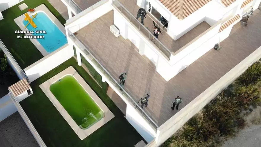 El agua verdosa de una piscina dio la pista a la Guardia Civil sobre una plantación de marihuana en un chalé