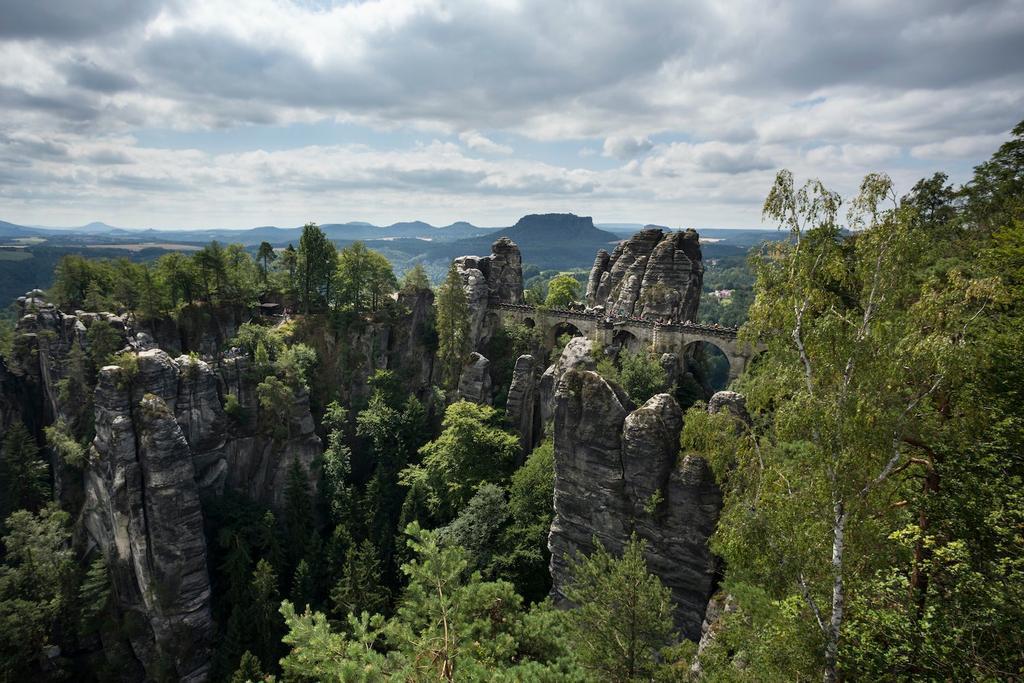El puente de Bastei entre las montañas de arenisca del Elba.