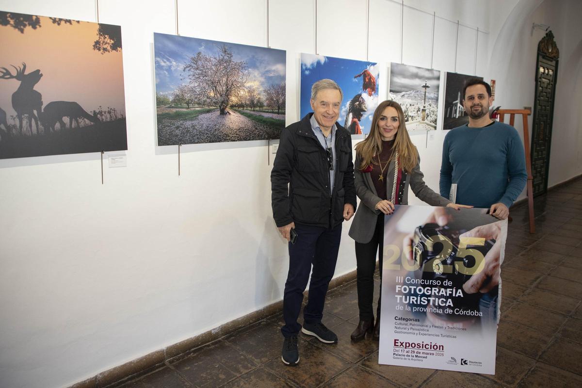 La responsable de Turismo de la institución provincial, Narci Ruiz, presenta la exposición del concurso fotográfico.