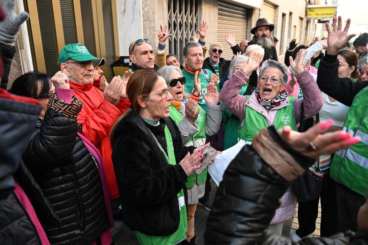La PAH logra aplazar el desahucio de una mujer y su hija en el barrio de Carrús en Elche
