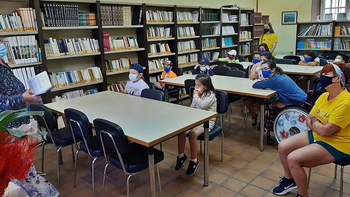 Cuentacuentos en la biblioteca. Los niños que participan en la segunda quincena del campamento de Agolada se desplazaron ayer hasta la biblioteca municipal. La animadora sociocultural, Inma Galego, les contó un cuento de Catalina, una niña de Aldán (Cangas do Morrazo) que quiso visitar un día los Pendellos de Agolada, porque en una casa junto a ellos vivían sus abuelos. Les entregó marcapáginas con el dibujo de la protagonista y material para hacer un abanico. A continuación, el escritor y músico de Rianxo Javier Aboy, que lleva unos meses afincado en la localidad, les tocó unas piezas con la guitarra.