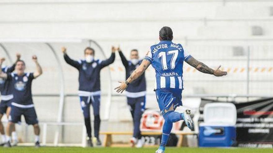 Héctor se dirige hacia el banquillo para celebrar el gol ante Unionistas.