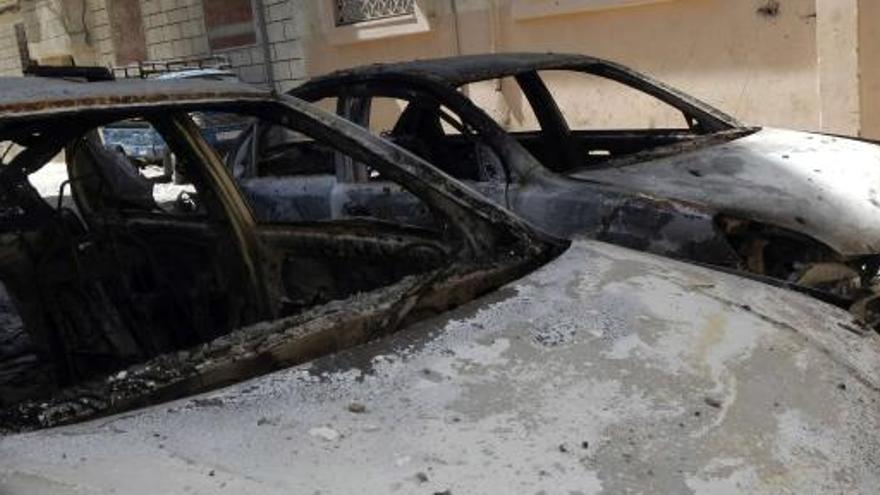 Varios coches destruidos en la ciudad siria de Homs.
