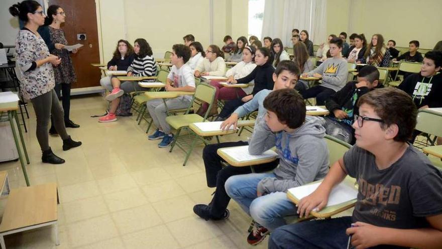 Los alumnos en uno de las charlas-debate en el IES Fontenla. // Rafa Vázquez