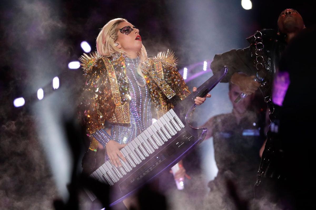 Lady Gaga con chaqueta dorada de Atelier Versace en la final de la Super Bowl