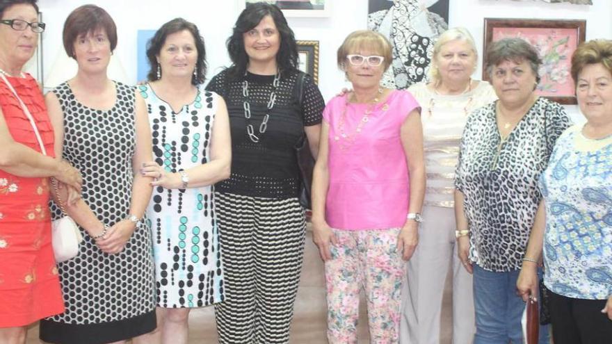 Participantes en el curso, junto a la Alcaldesa (cuarta por la izquierda), ayer, en la inauguración de la muestra.