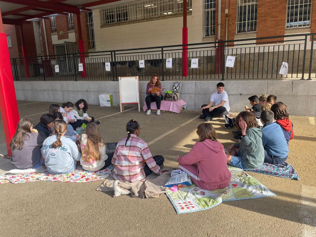 Picnic literario en el Colegio Maestros Arregui de Pola de Siero. Picnic literario en el Colegio Maestros Arregui de Pola de Siero.