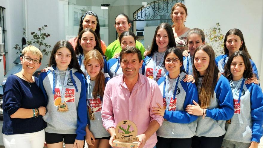 La alcaldesa de Monesterio recibe a las subcampeonas Judex Baloncesto Plata