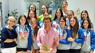 La alcaldesa de Monesterio recibe a las subcampeonas Judex Baloncesto Plata