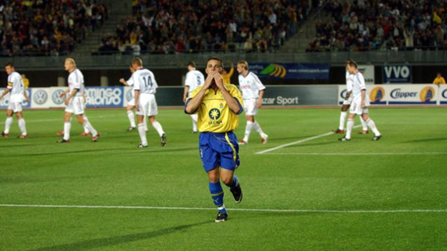 Rubén Castro saluda a la grada en el partido inaugural del estadio, en 2003. | lp/dlp