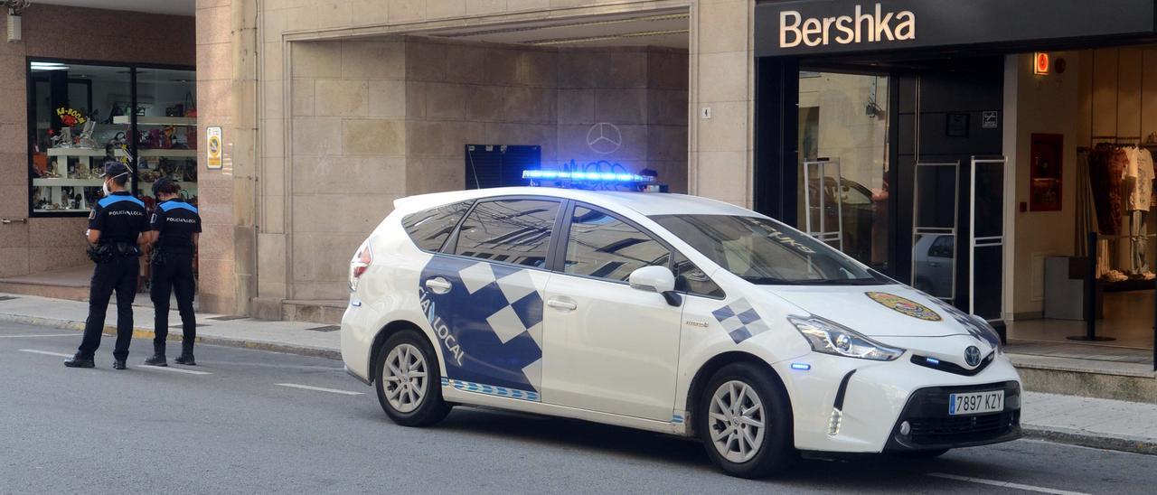 Una patrulla de la Policía Local de Vilagarcía, en el centro de la ciudad