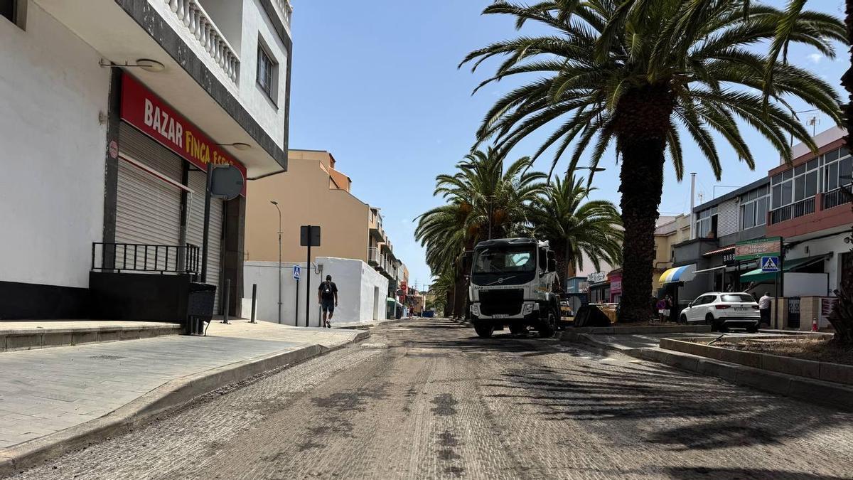 Trabajos de acondicionamiento y repavimentado de la avenida de Las Palmeras, en Finca España