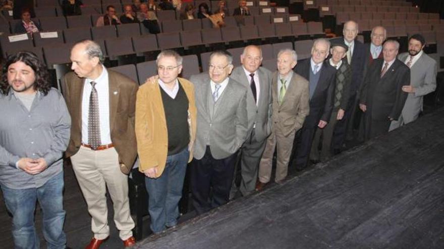 Gonzalo G. Palmeiro, Pedro Trillo, Celso Sánchez (i) y José Manuel Solla (d), con los ocho médicos rurales homenajeados.  // Iñaki Osorio