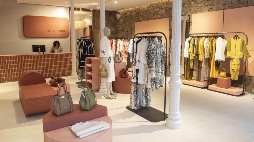 Interior de la tienda reformada de Alba Conde en la plaza de Lugo. | Casteleiro/Roller Agencia