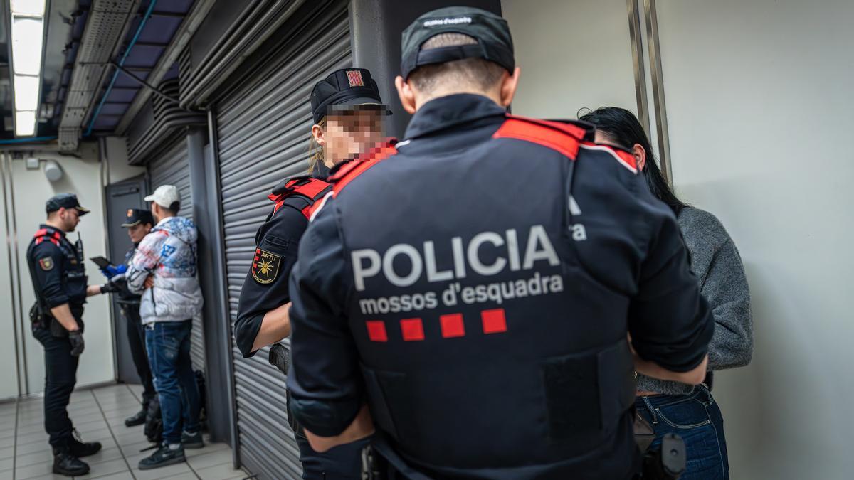 Mil agentes se despliegan en Barcelona, Badalona y LHospitalet en un macrodispositivo contra la multirreincidencia