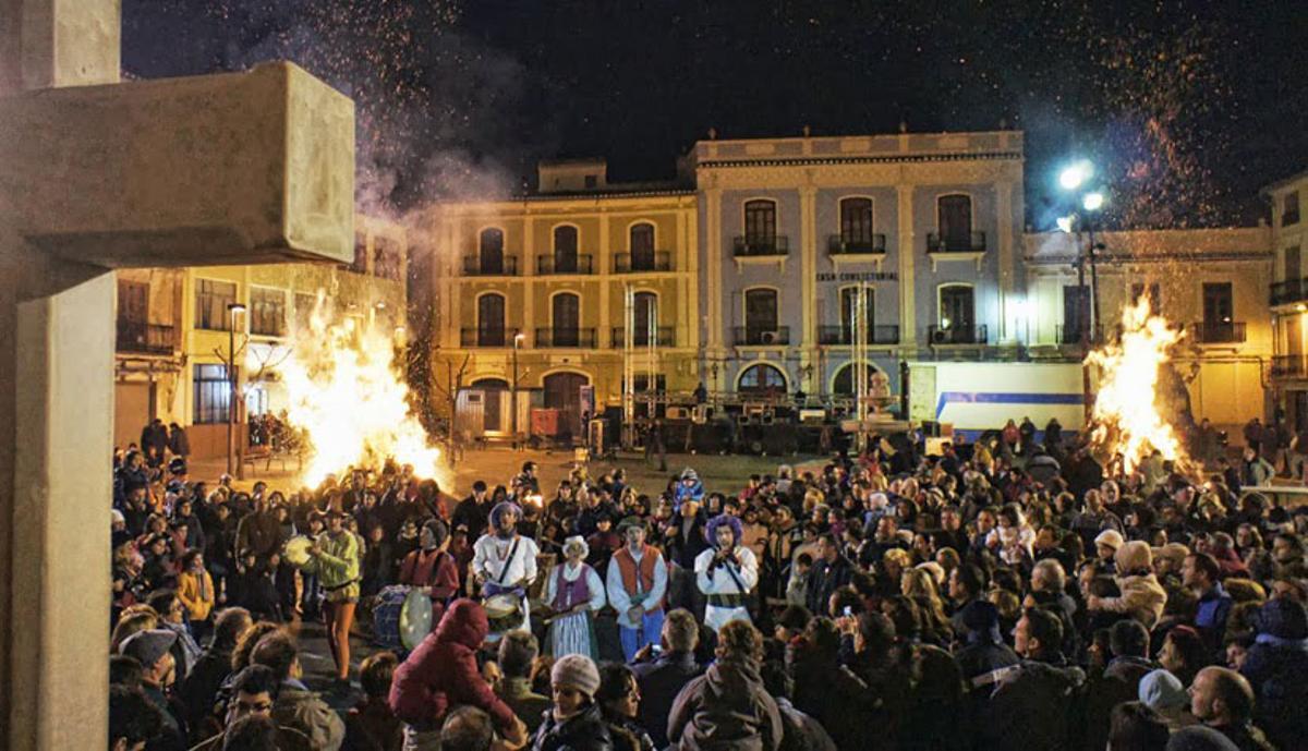 Cuentantón en Chelva, el festival que combina el fuego por San Antón y la literatura.