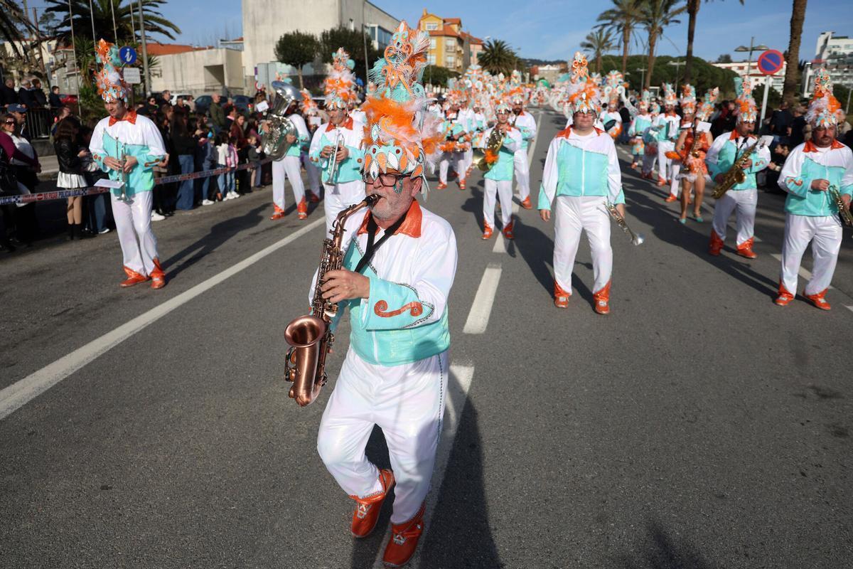 Sanxenxo se llenó de color y diversión con el tradicional desfile de carnaval de adultos y niños