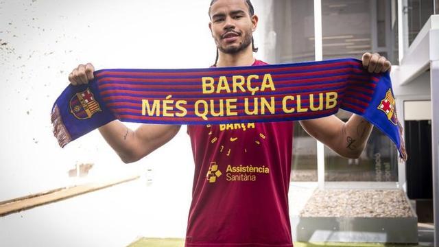 Olivier Nkamhoua es fotografia amb la bufanda del Barça. | FC BARCELONA