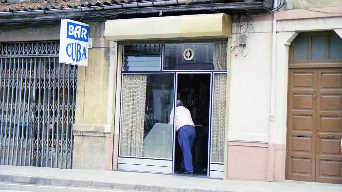 El Bar Cuba y otros locales legendarios de finales de siglo en Grado: el archivo fotográfico de los antiguos establecimientos moscones