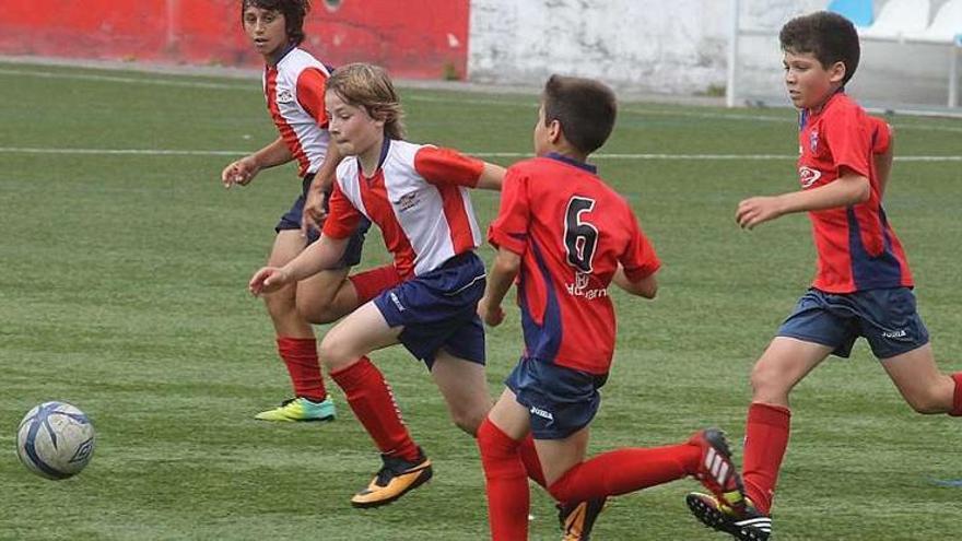 Uno de los encuentros del Torneo Alevín con el Alondras como protagonista.