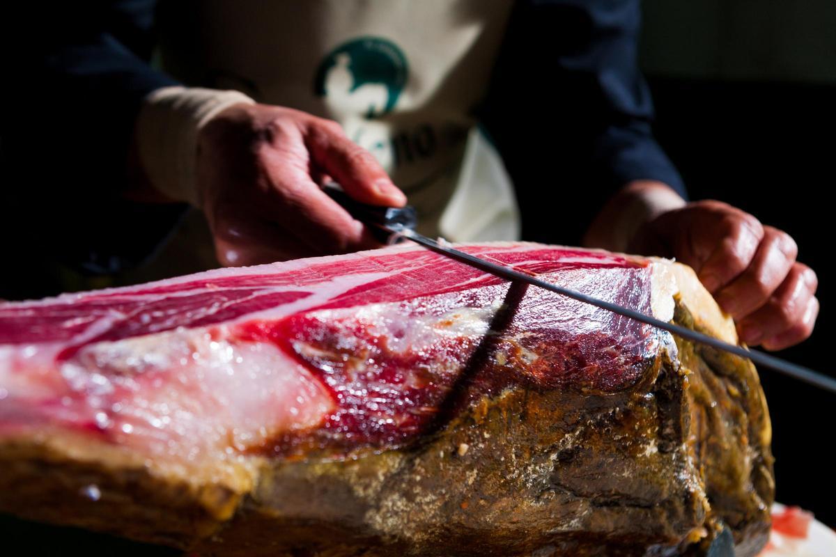 Loncheado de un jamón Cárdeno.