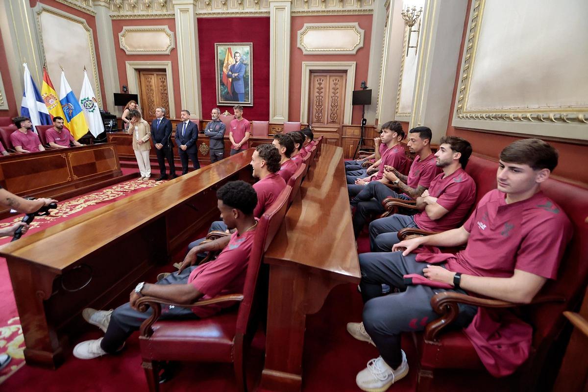 Así fue la visita institucional del CD Tenerife al Ayuntamiento de Santa Cruz